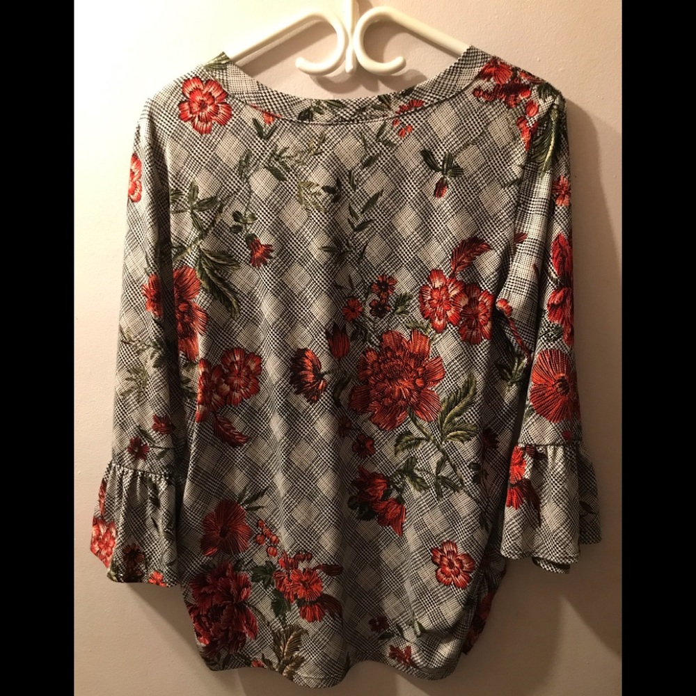 Mandee Woman’s Floral Top with Missing tag